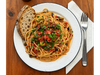 SPAGHETTIS PUTANESCA + RODAJA DE PAN DE MASA MADRE