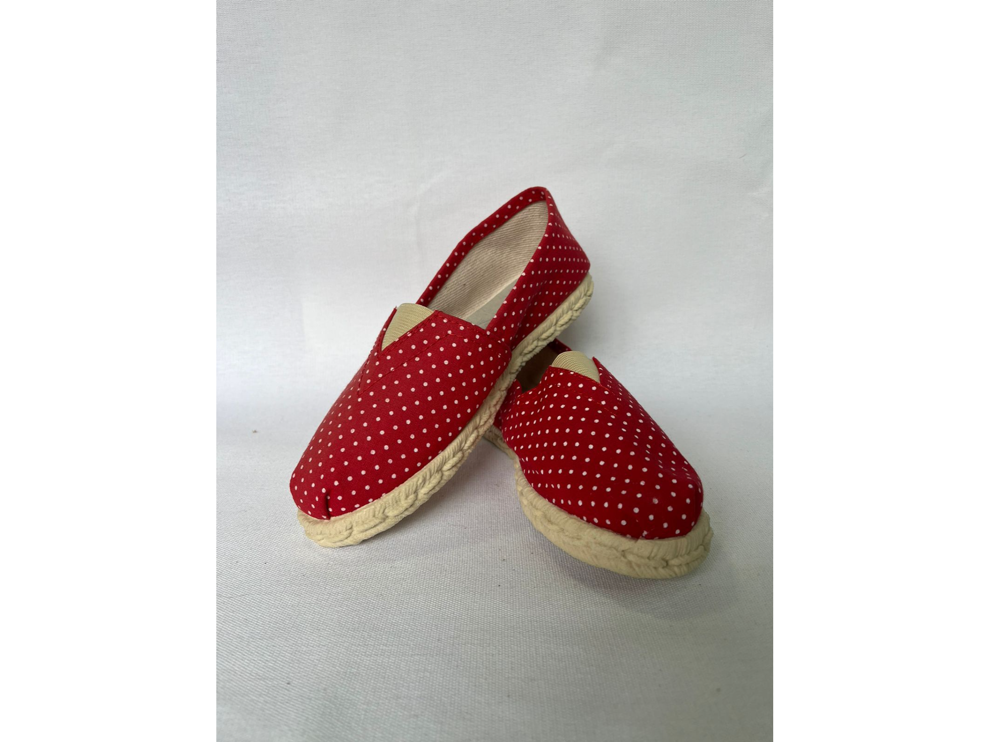 Alpargata puntos rojos