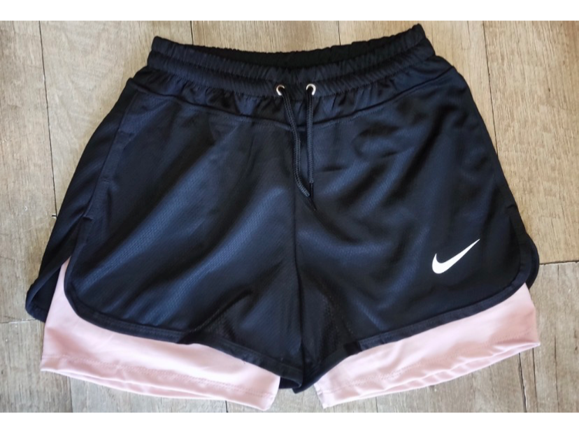 SHORT NEGRO CON CALZA ROSA