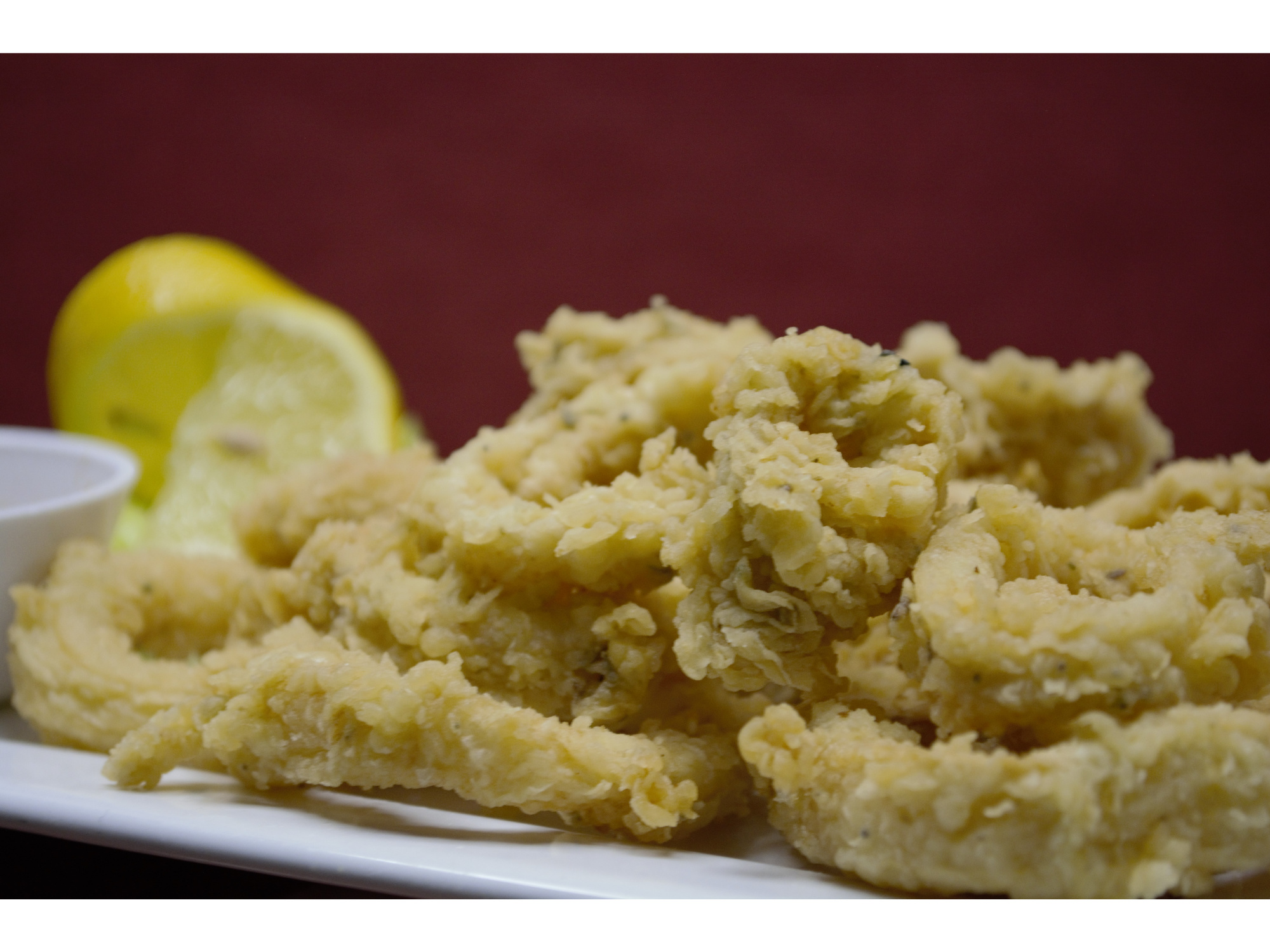 Rabas con fritas y salsa