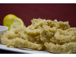 Rabas con fritas y salsa