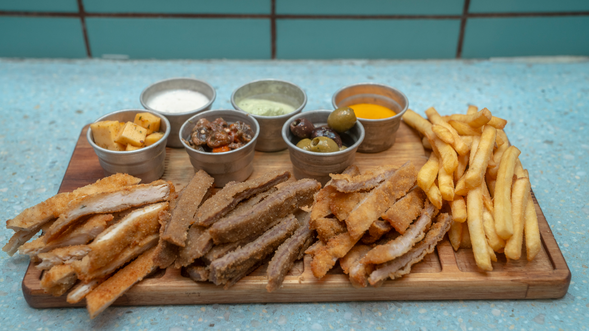 PICADA DE MILANGAS  Y PAPAS FRITAS