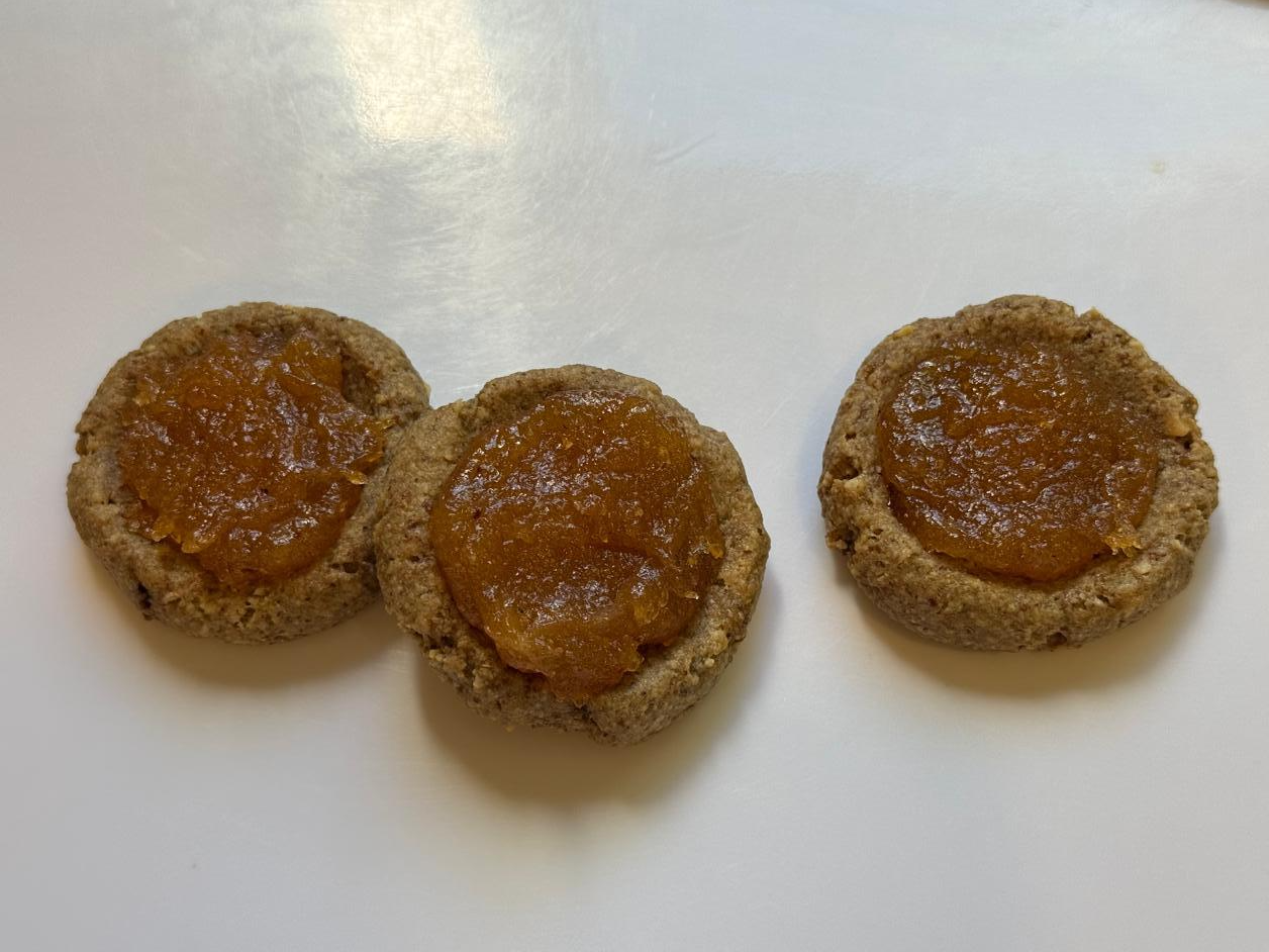 Pepas con harina de almendras y dulce de membrillo