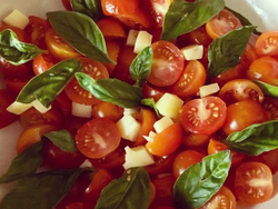 Ensalada Tomate Cherry y Albahaca