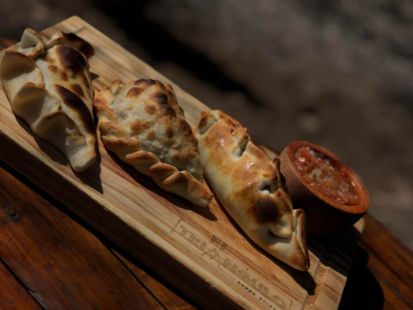 EMPANADA DE JAMON Y QUESO Y ASADO. EL TRIANGULO