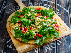 RUCULA Y TOMATES SECOS