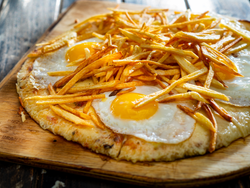 PIZZA A CABALLO CON PAPAS FRITAS