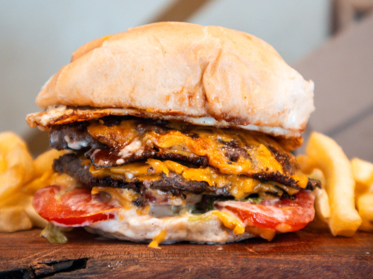 3 BURGUERS CON PAPAS