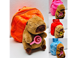 🎒✨ Mochilita de peluche con capibara