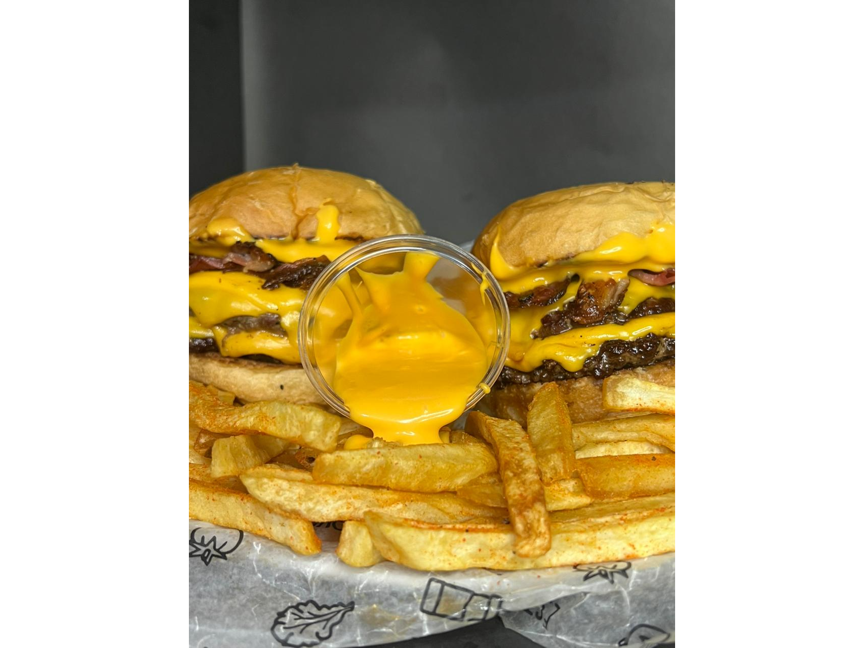 DOS WEST BOOM + DIP DE CHEDDAR + PAPAS FRITAS