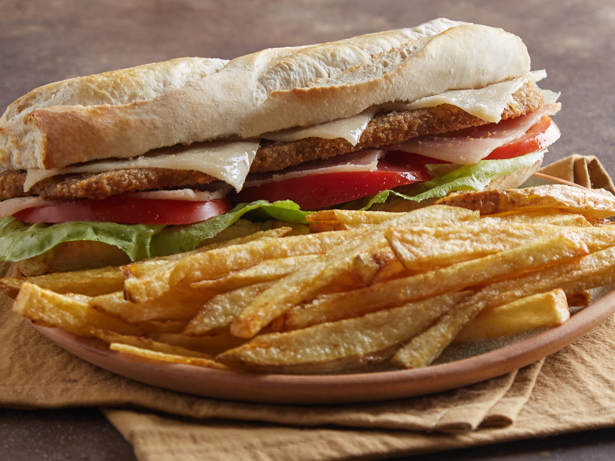 Sandwich de mila de carne de ternera con papas fritas