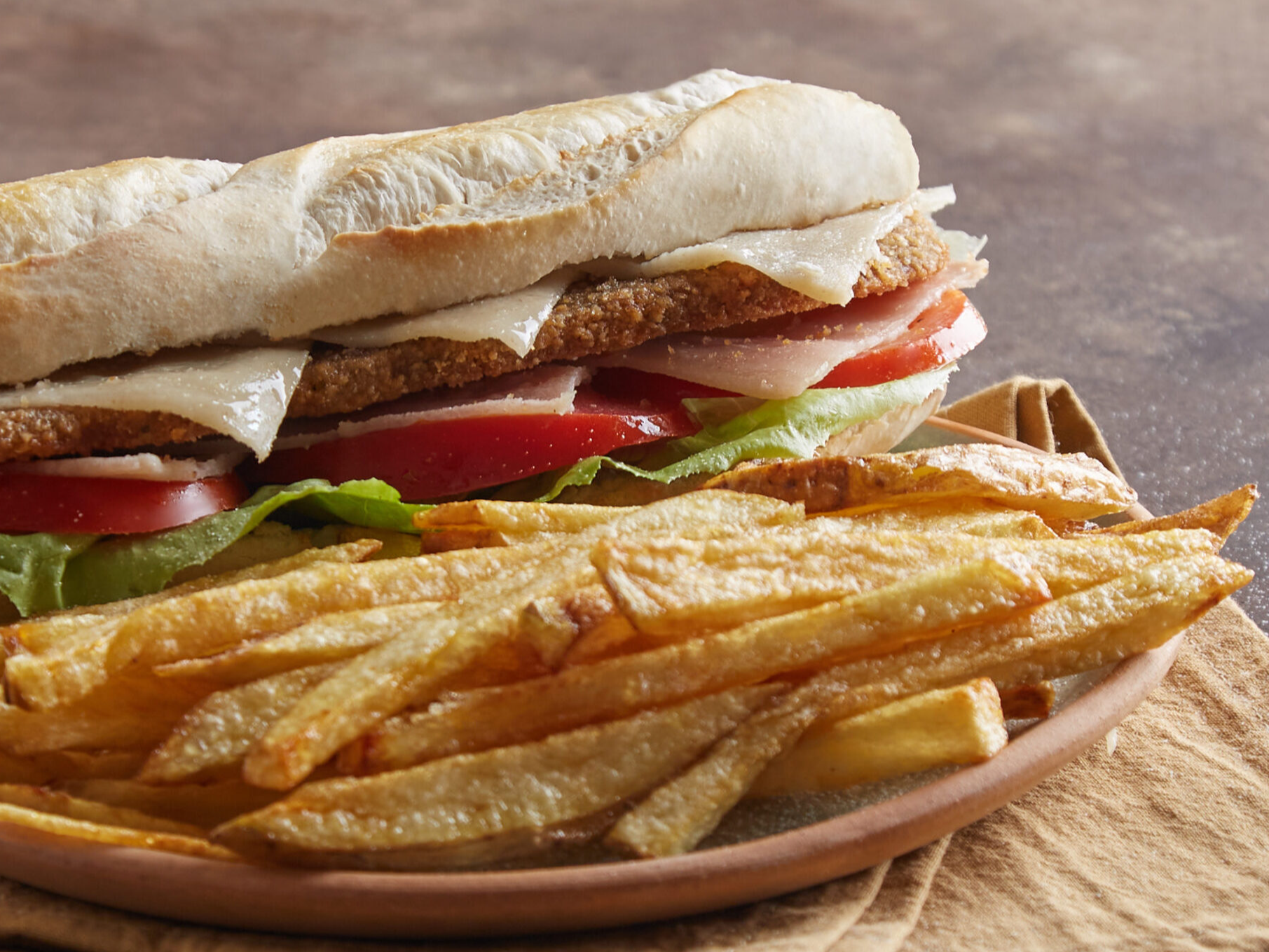 Sandwich de mila de carne de pollo con papas fritas