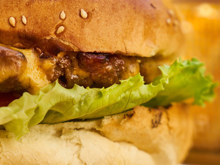 Burger Completa + papas fritas de Dinapoli