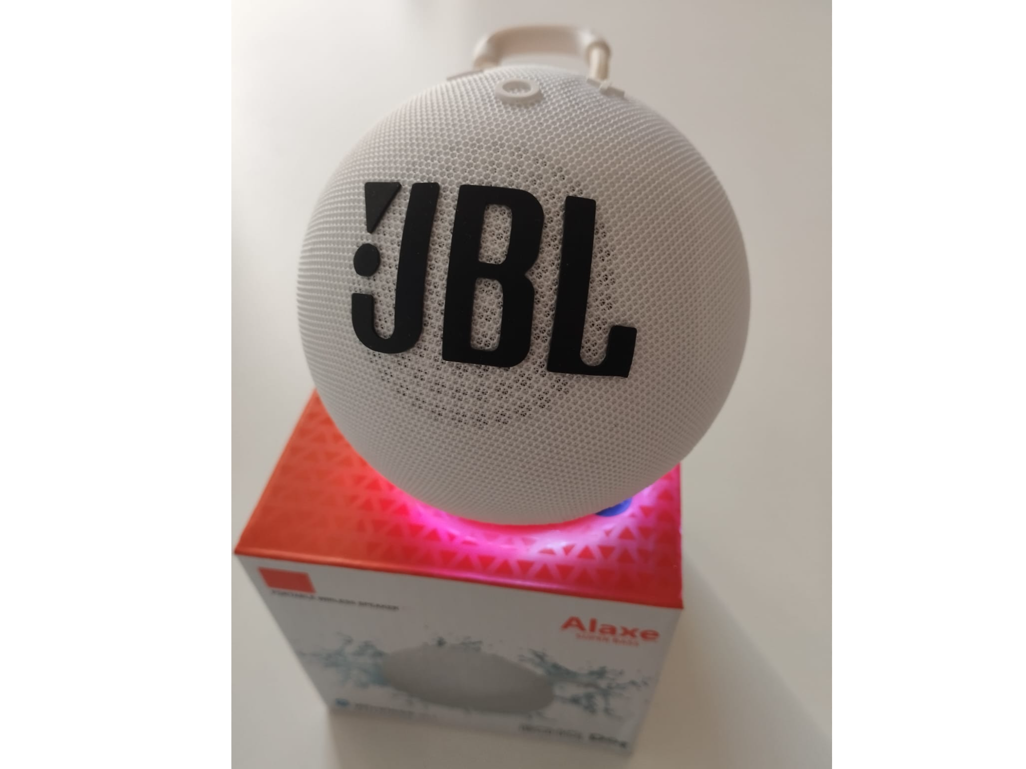 Parlante JBL certificado tipo Alexa.