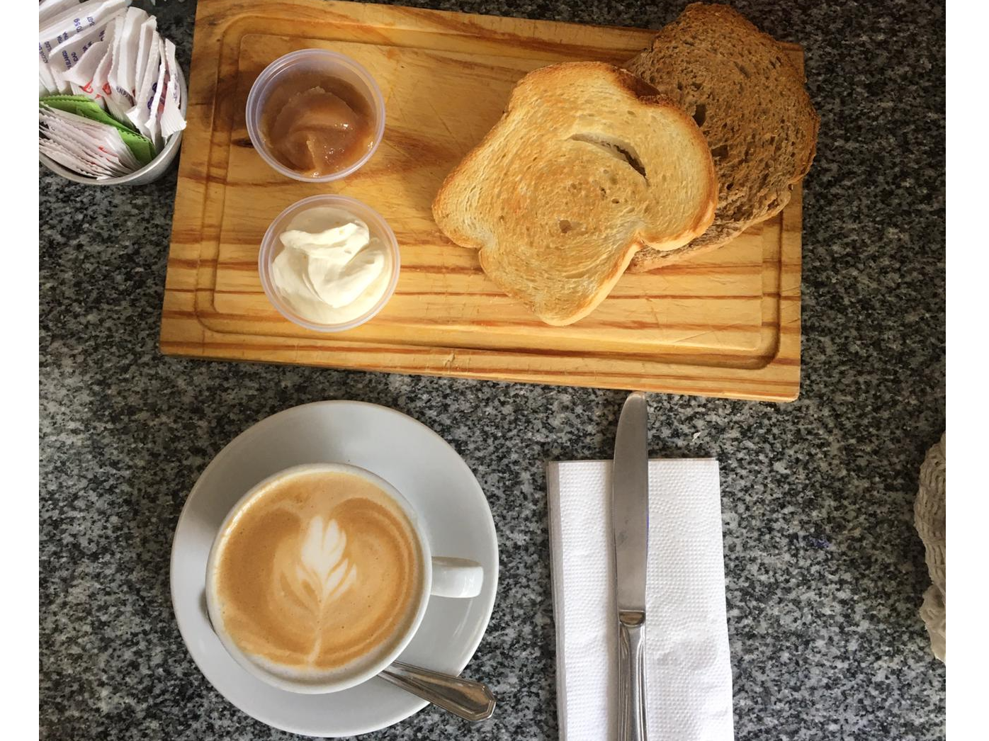 Tostadas y Dips + Infusión a elección