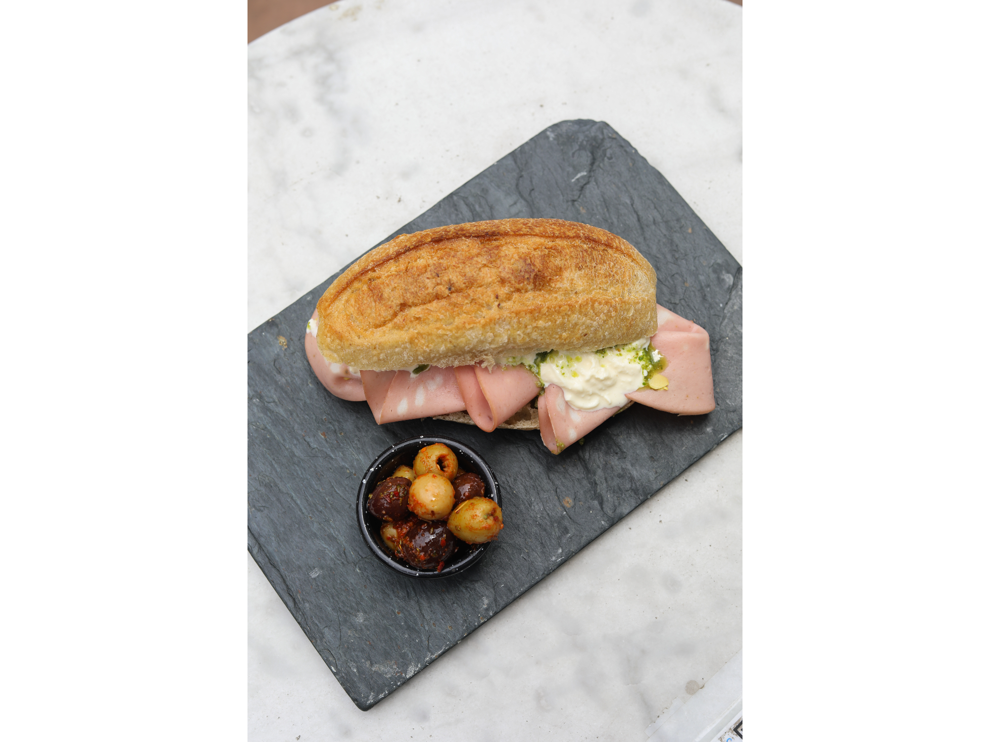 Baguettin de Mortadela con pistacho