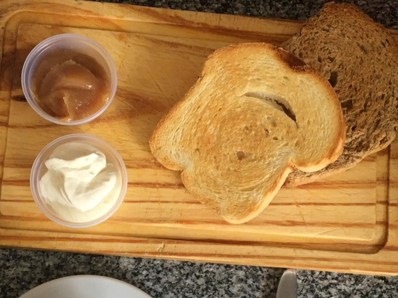 Tostadas con queso y mermelada