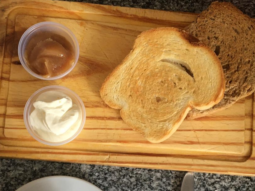 Tostadas con manteca y dulce de leche