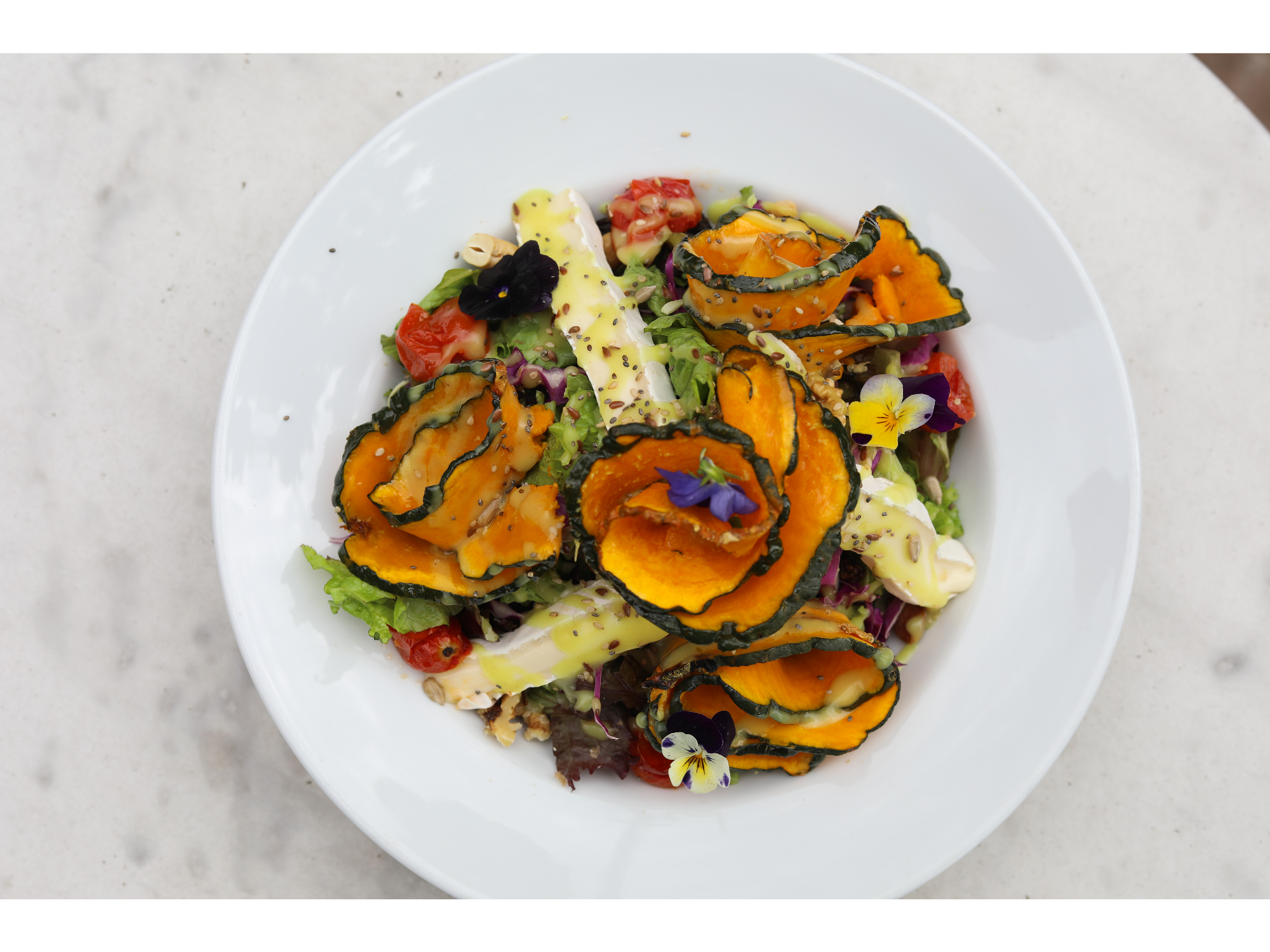 Ensalada Brie y Cabutia Horneada.