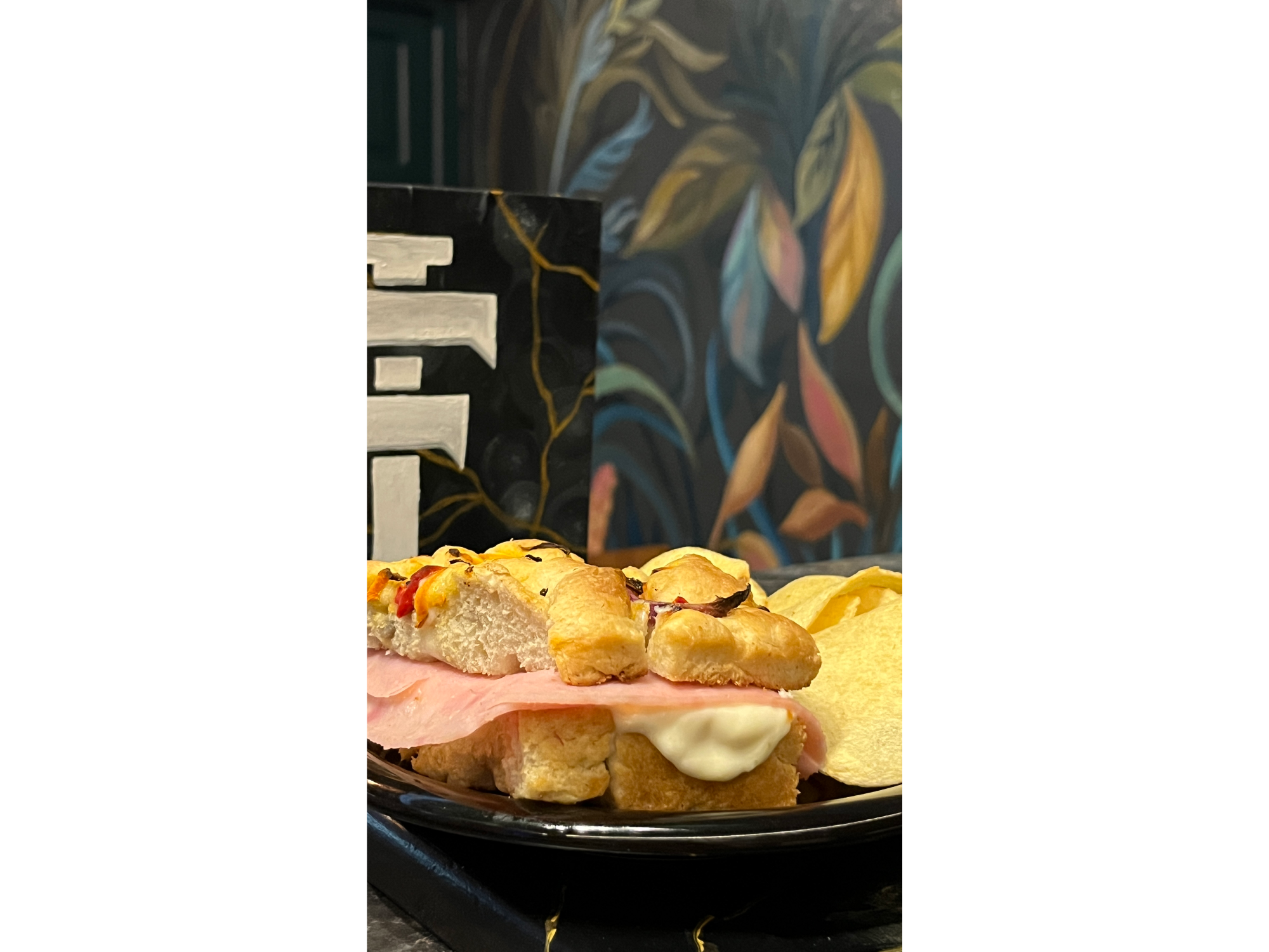 Sandwich Focaccia Y Jamon Crudo