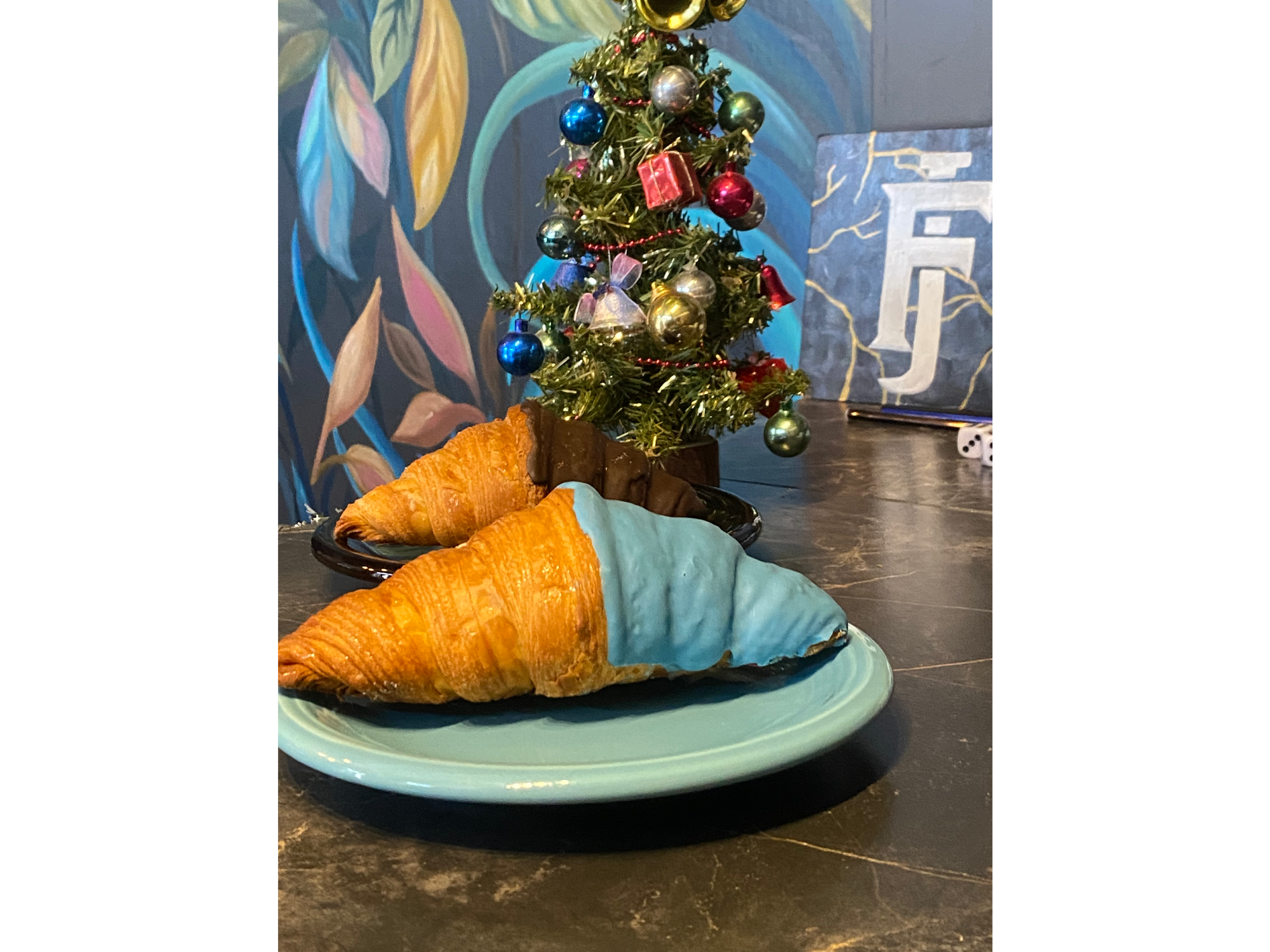 Croissant AvaTar(crema chantilly y cobertura de chocolate celeste)