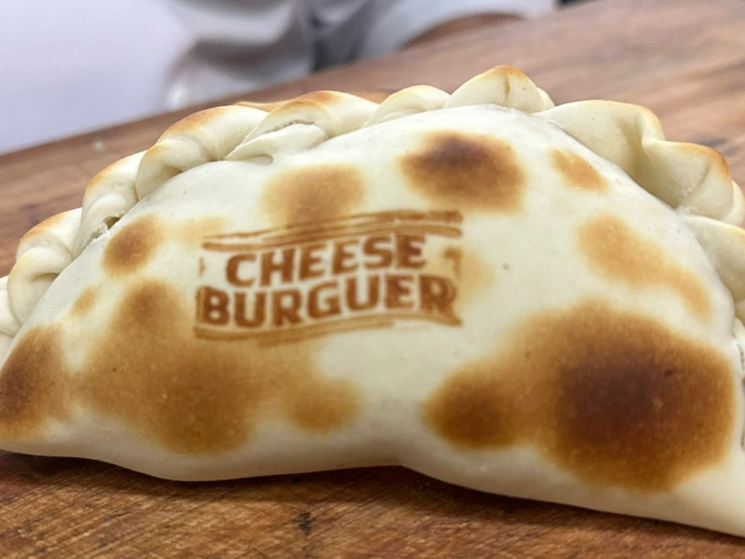 EMPANADA DE CHEESE BURGUER FRITA