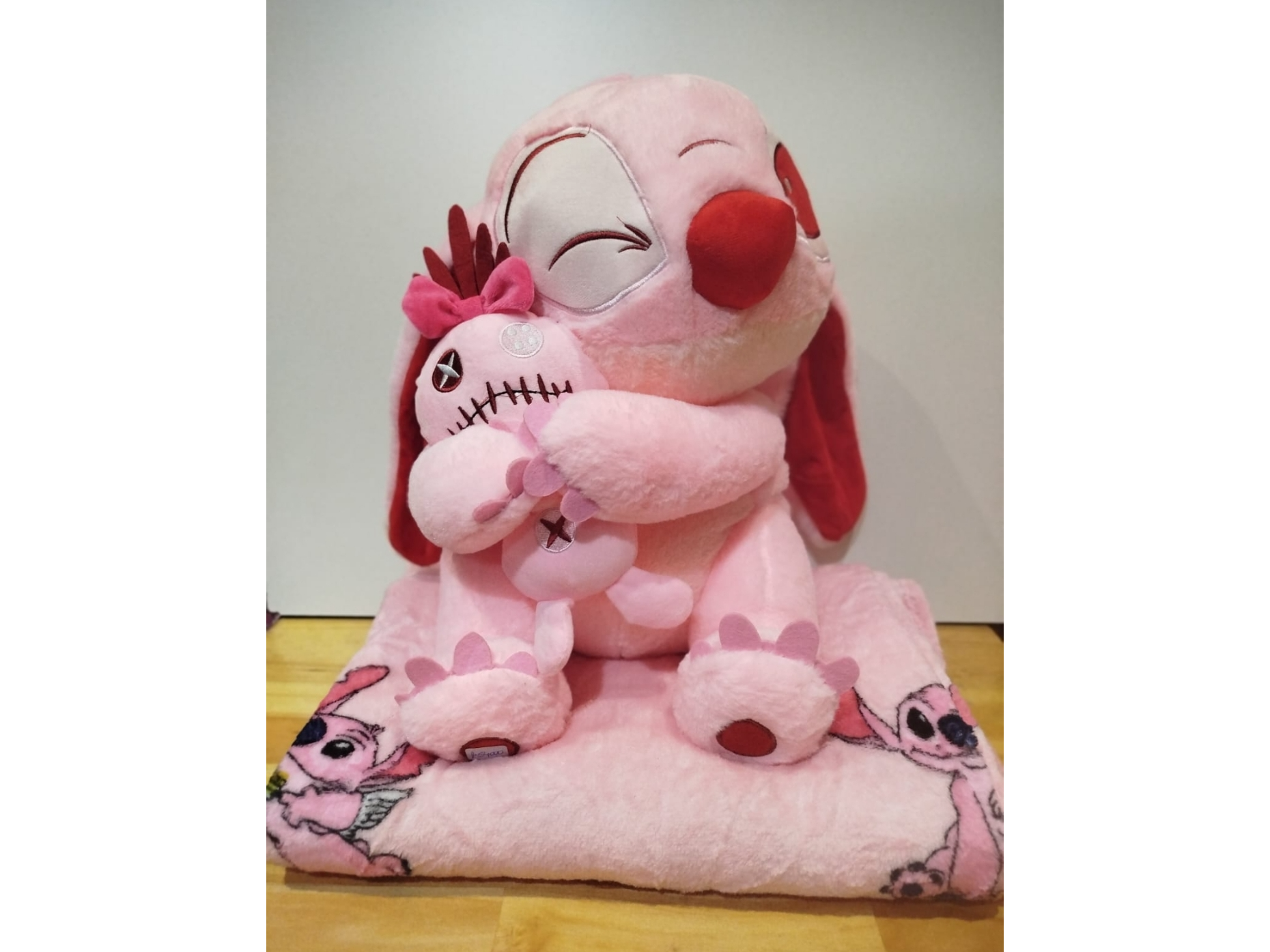 Peluche con manta Stitch rosa