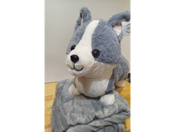 Peluche con manta - perro gris