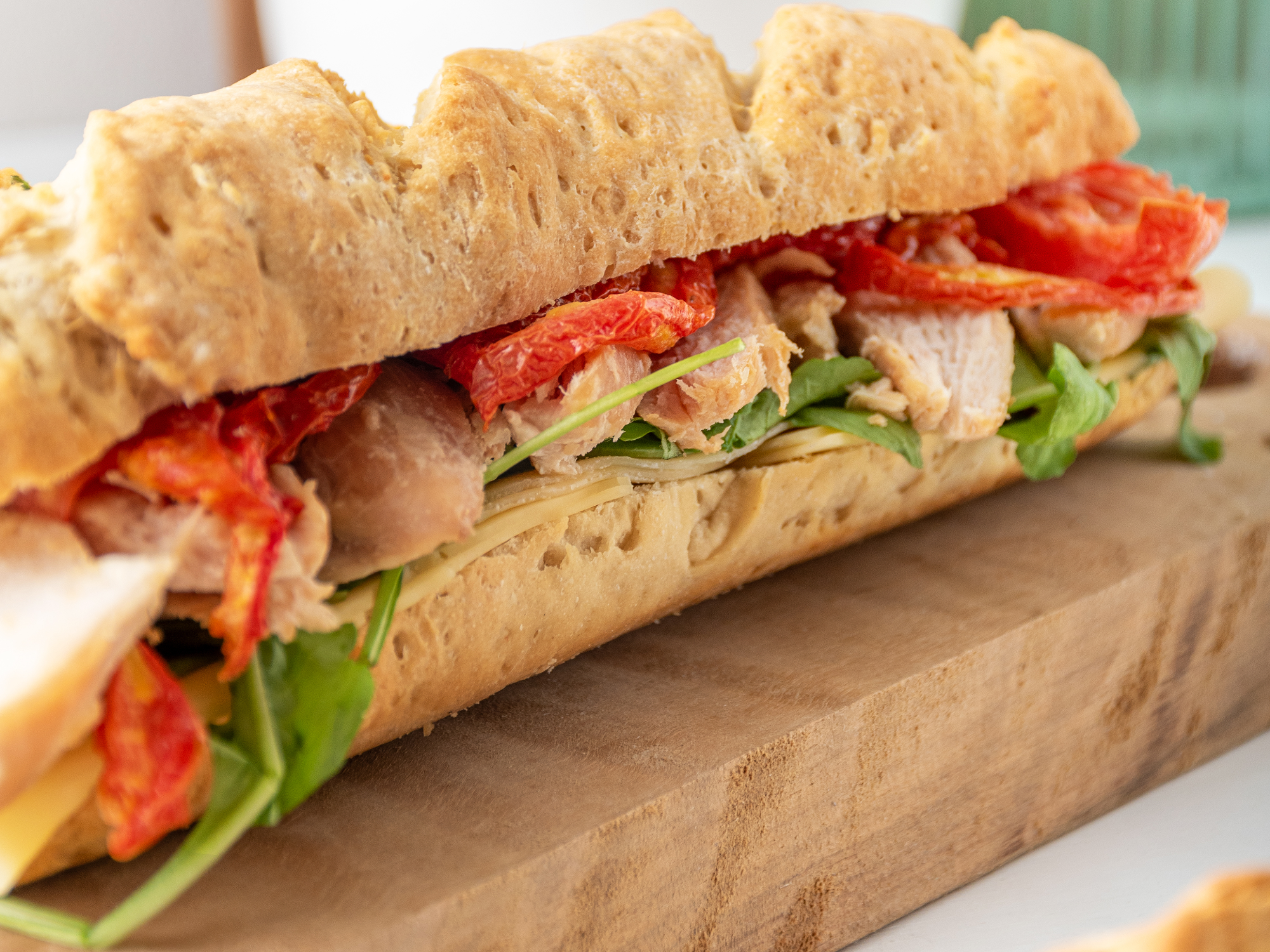 SANDWICH GOURMET POLLO, TOMATE, RÚCULA Y QUESO