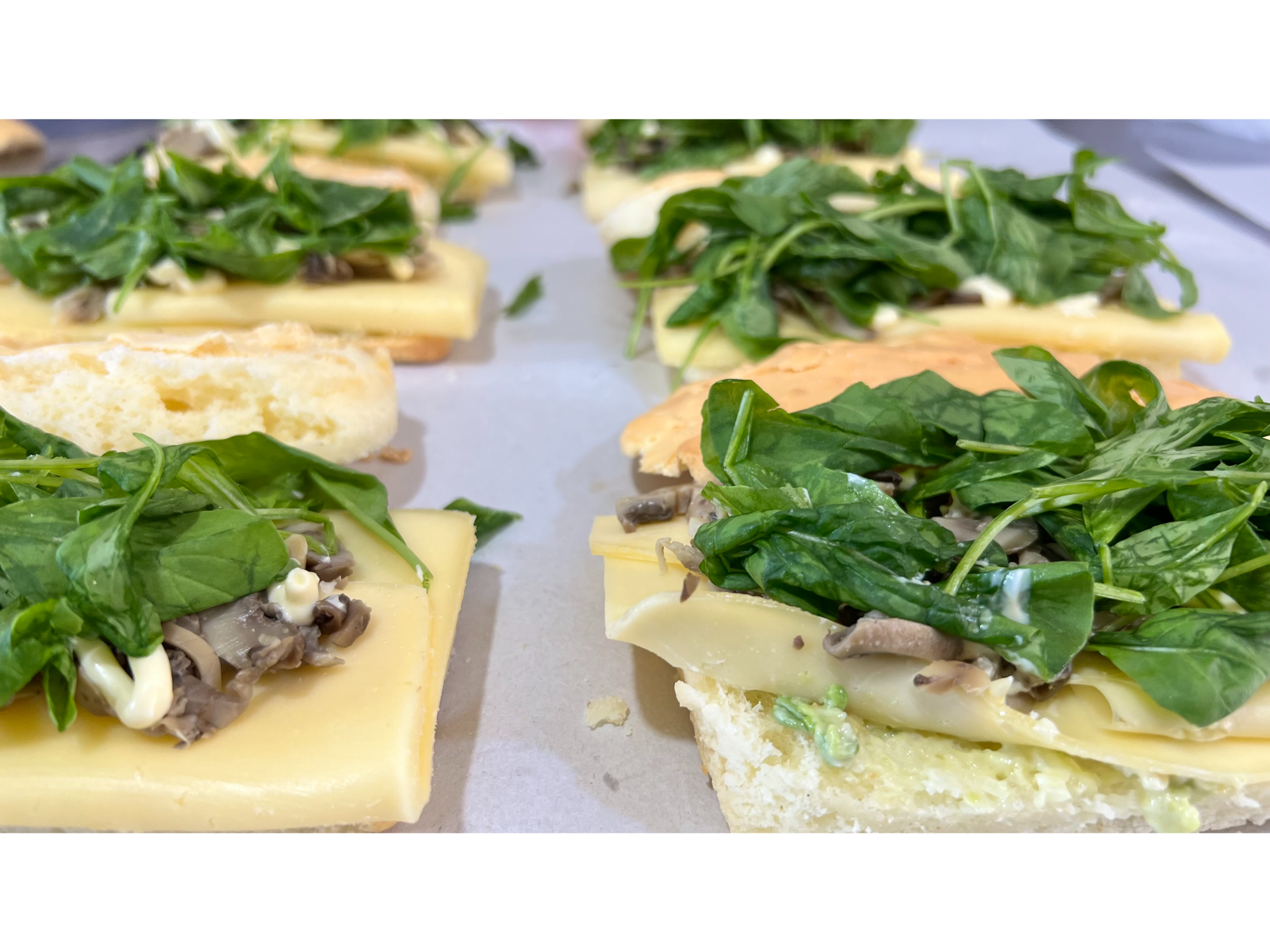 SÁNDWICH GOURMET RÚCULA, QUESO Y CHAMPIÑÓN