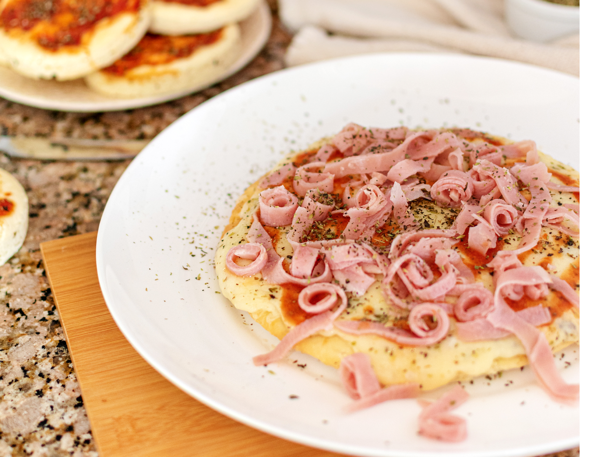 PIZZA MOZZARELLA CON JAMÓN