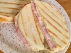 TOSTADO ÁRABES JAMÓN Y QUESO