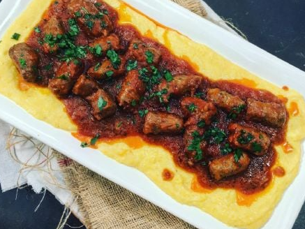 Polenta con salsa, salchicha parrillera y muzza