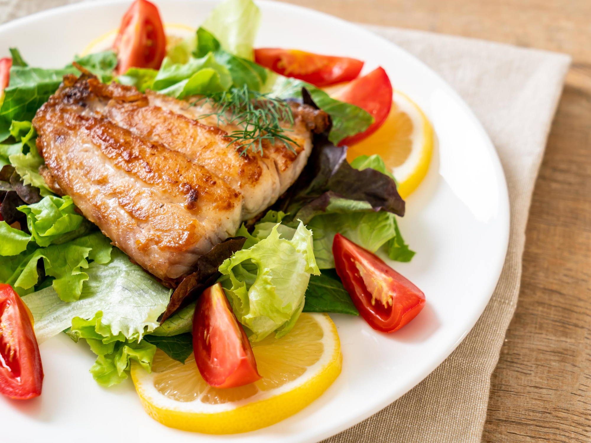 pescado sin espinas a la plancha con ensalada 3 gustos