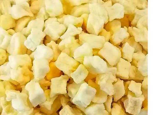 Manzana deshidrata en cubo
