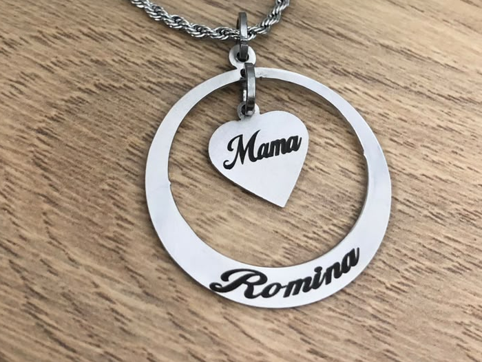 DIJE ARGOLLA CIRCULAR CON CORAZON “MAMA” LETRA CURSIVA