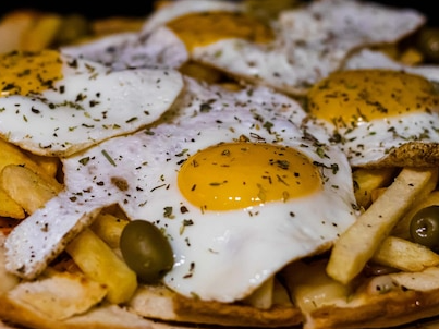 PIZZA PAPAS FRITAS Y HUEVOS FRITOS
