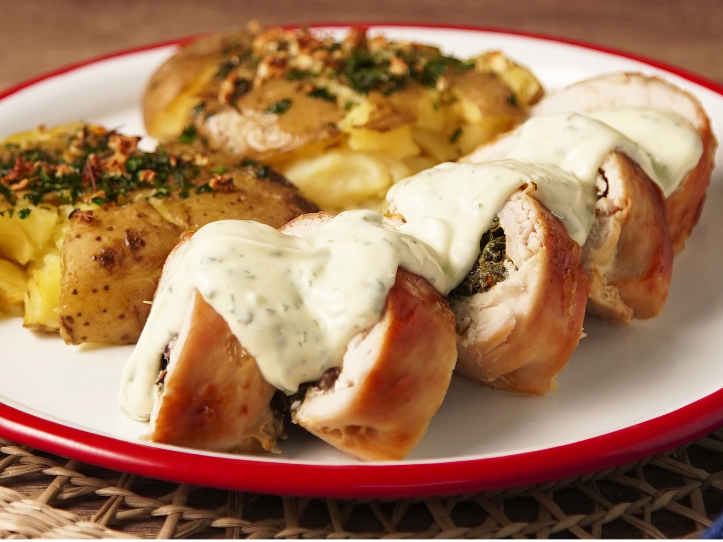 ARROLLADO DE POLLO CON GUARNICION Y SALSA A ELECCION