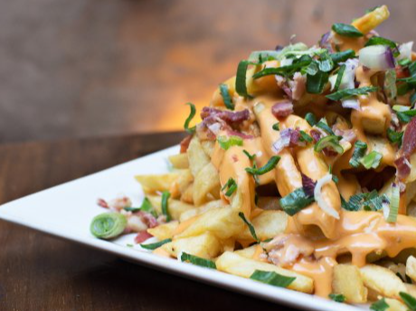 PAPAS CON CHEDDAR, PANCETA Y VERDEO MEDIANA