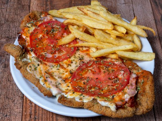 MILANESA A LA NAPOLITANA CON GUARNICION de KALABANA RestoBAR