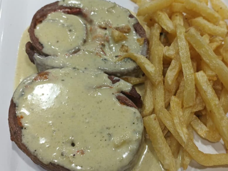 MATAMBRE ARROLLADO CON GUARNICION