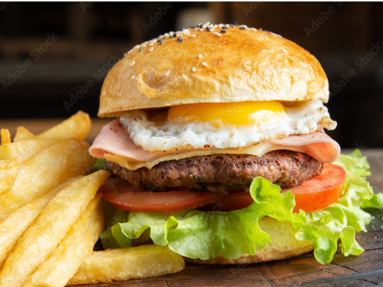 HAMBURGUESA COMPLETA CON PAPAS FRITAS