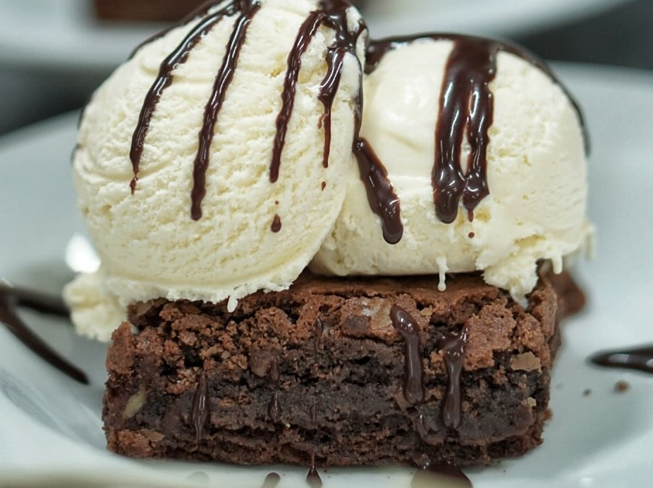BROWNIE CON HELADO