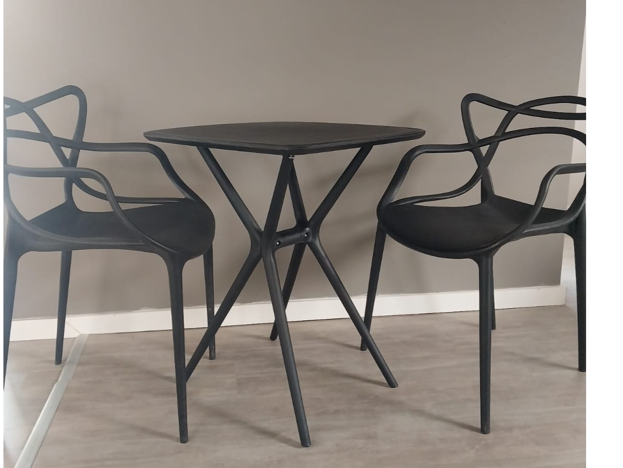 MESA POLIPROPILENO 0.70 X 0.70 Y 2 SILLAS MASTER