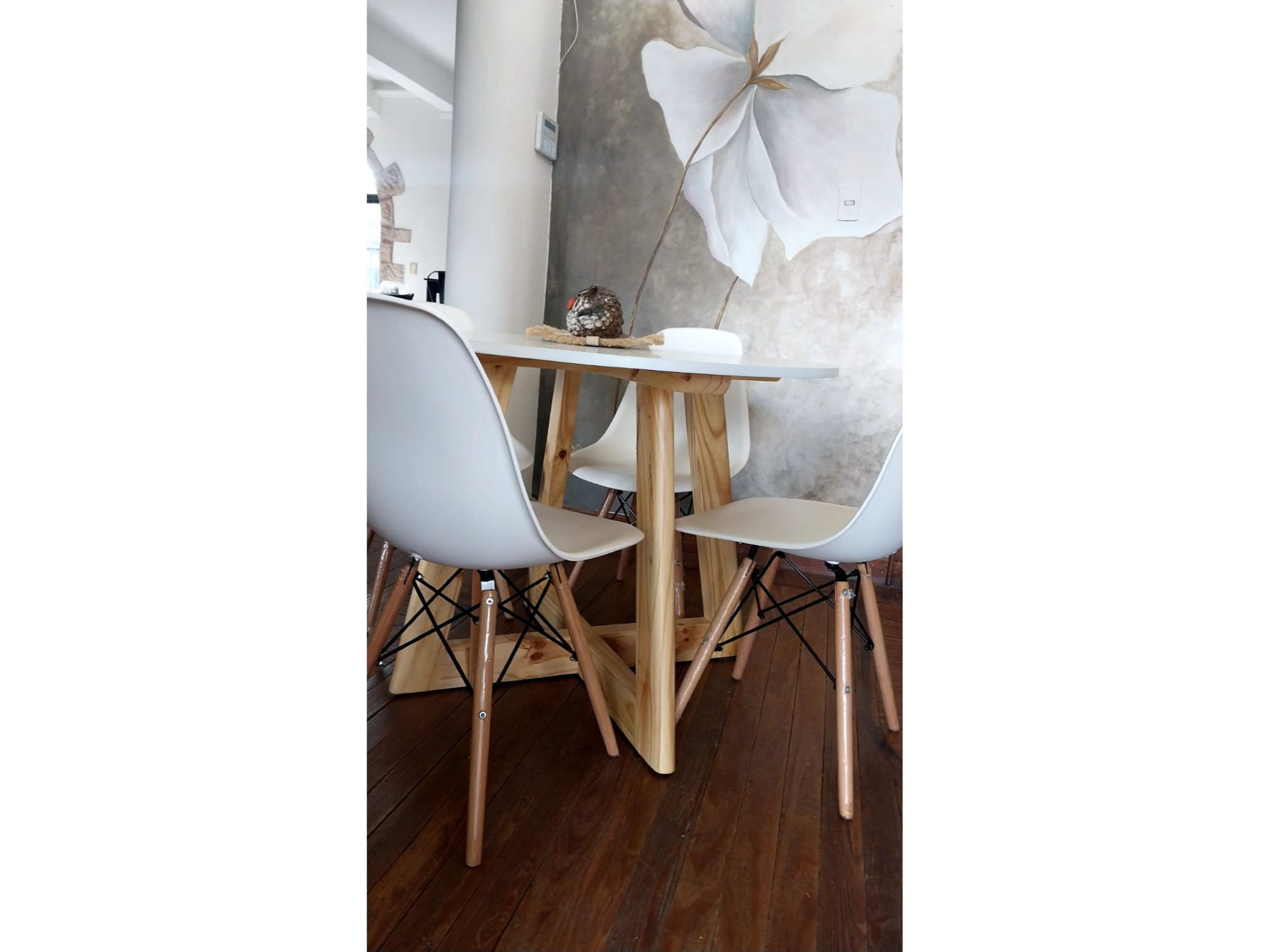 MESA GERVASONI 1.00 Y 4 SILLAS EAMES