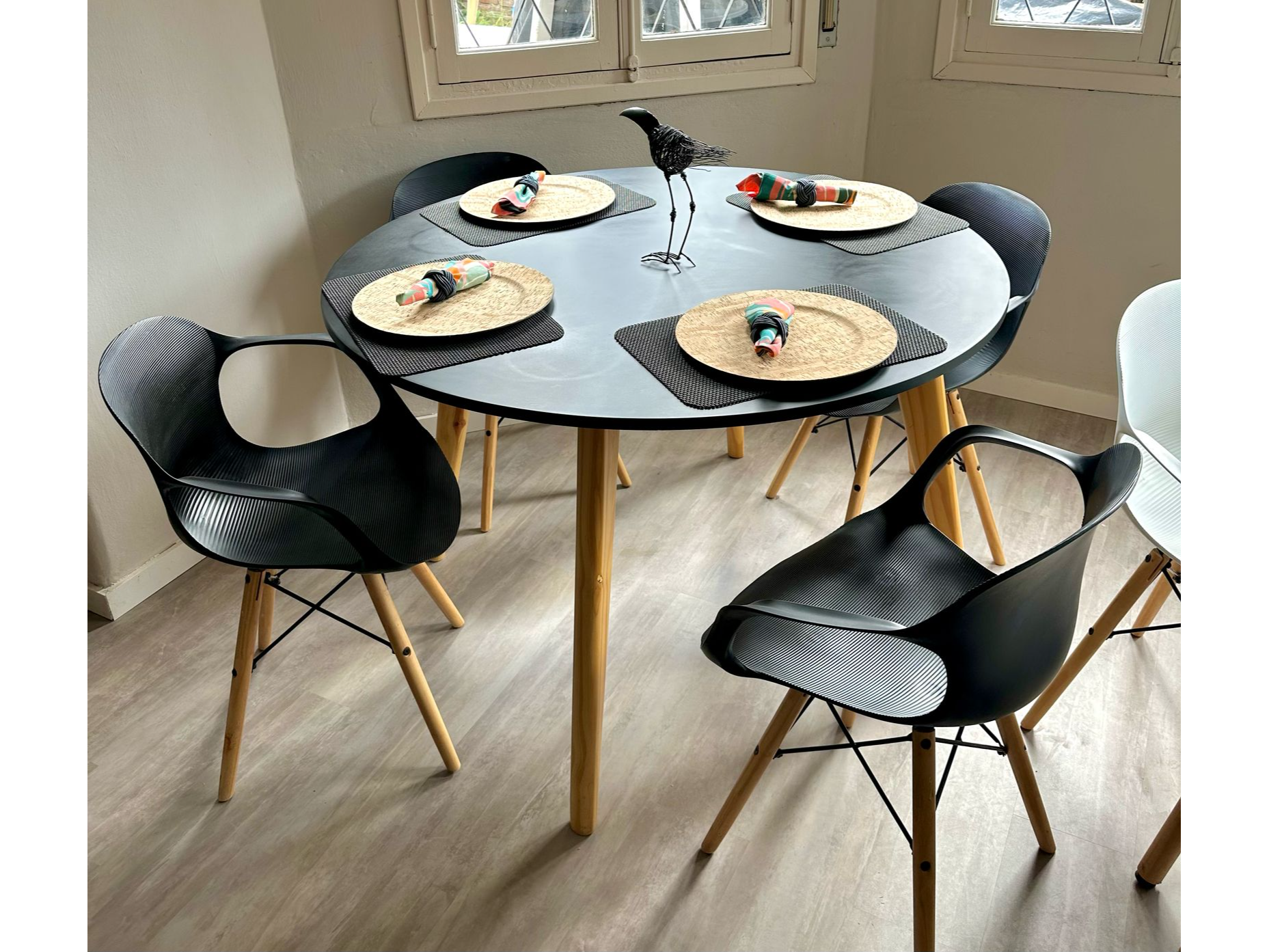 MESA LOLA 1.00 Y 4 SILLONES EAMES