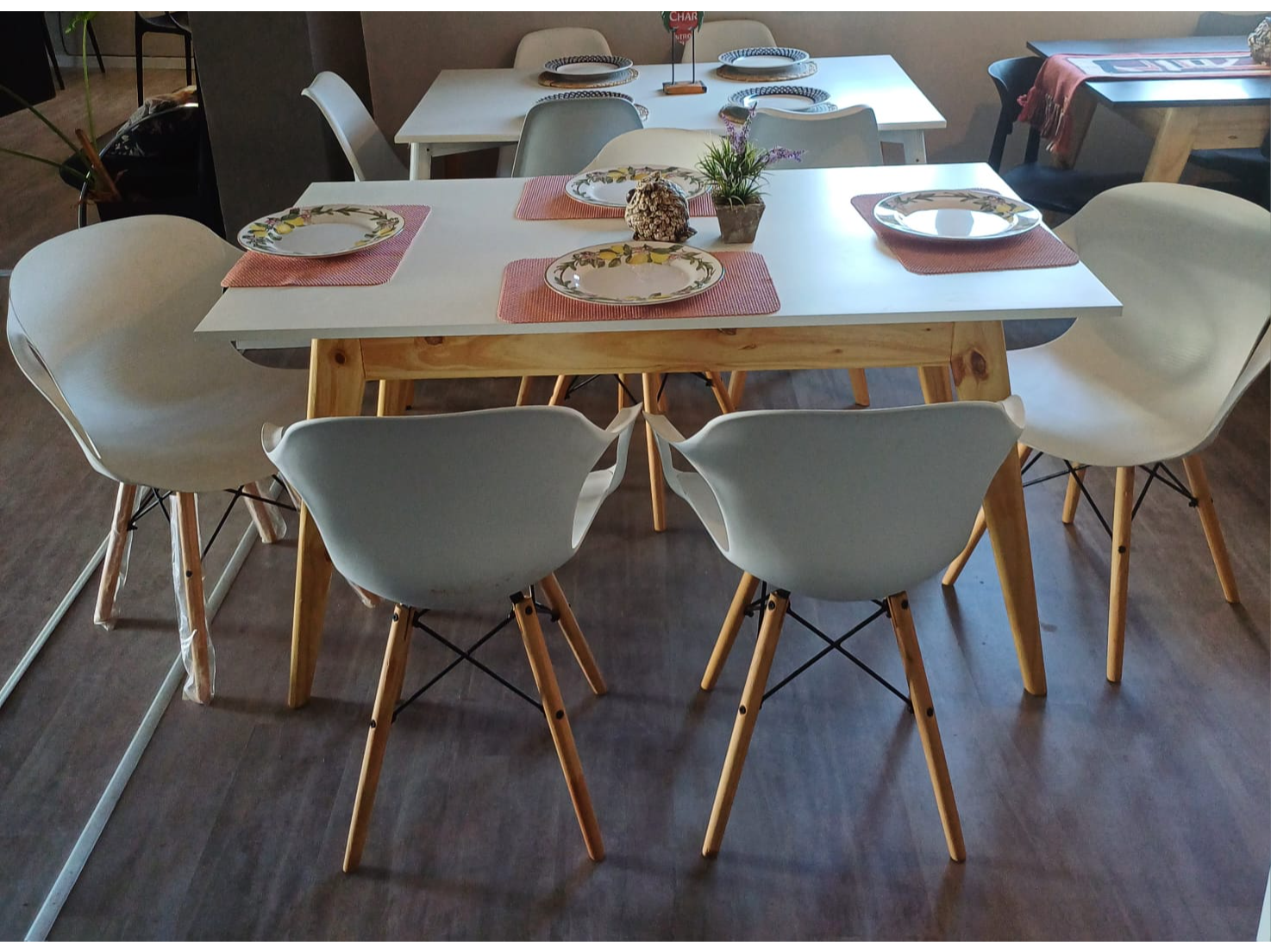 MESA ESCANDINAVA 1.40 Y 6 SILLONES EAMES