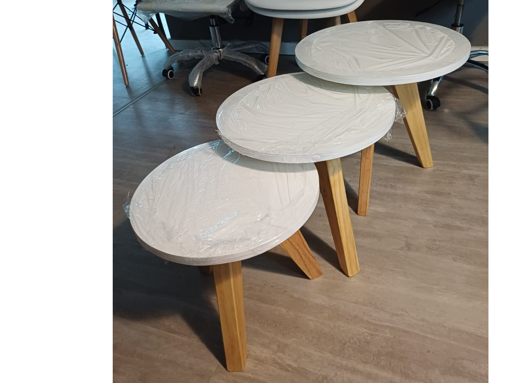 JUEGO DE TRES MESAS RATRONAS EN BLANCAS Y NEGRAS