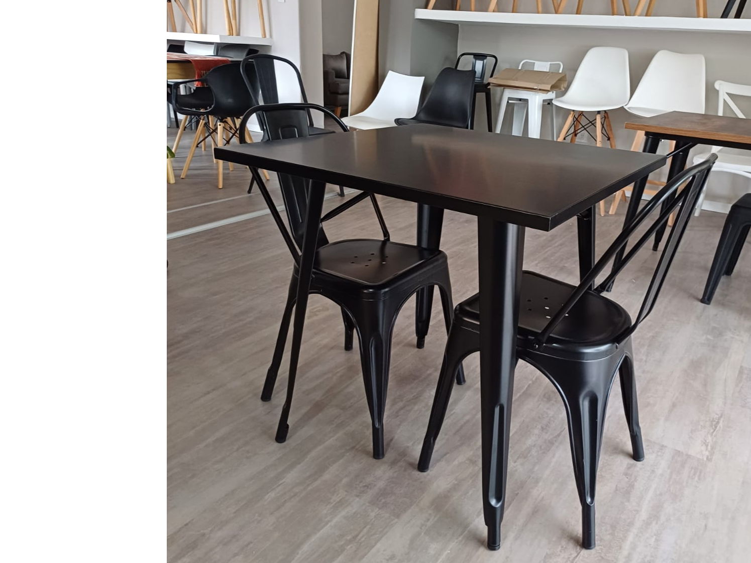 MESA TOLIX 0.60 X 0.60 Y 2 SILLAS TOLIX