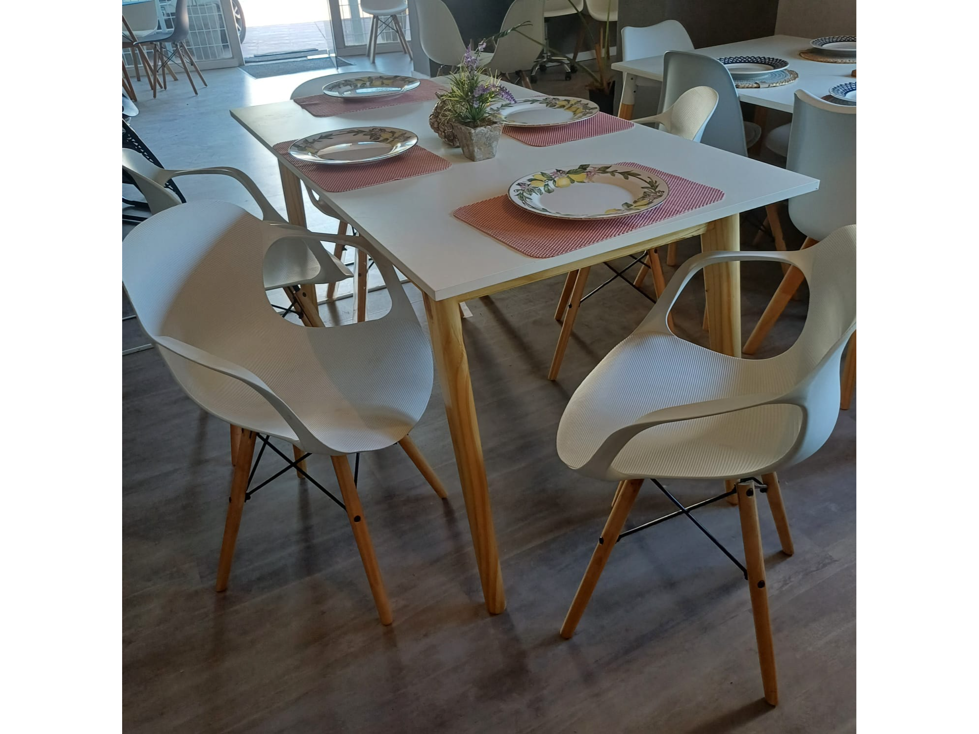 MESA DE 1.40 Y 4 SILLONES EAMES